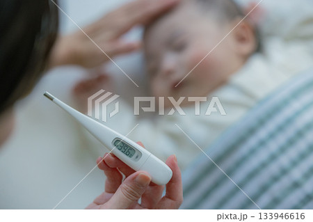 発熱した赤ちゃん 133946616
