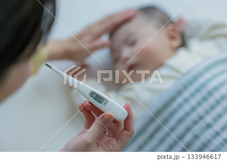 発熱した赤ちゃん 発熱した赤ちゃん 133946617