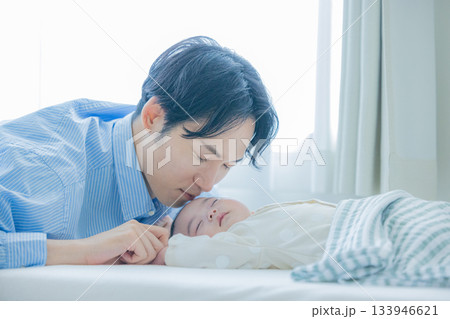 赤ちゃんを寝かしつける父親 133946621