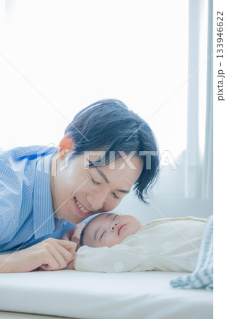 赤ちゃんを寝かしつける父親 赤ちゃんを寝かしつける父親 133946622