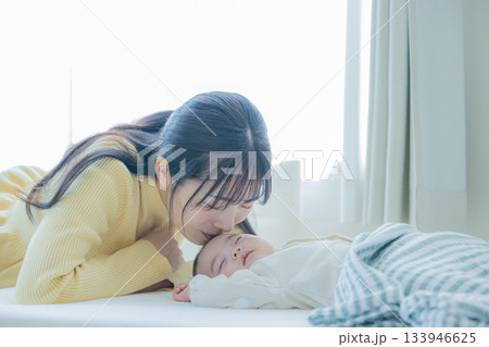 赤ちゃんを寝かしつけるお母さん 赤ちゃんを寝かしつけるお母さん 133946625