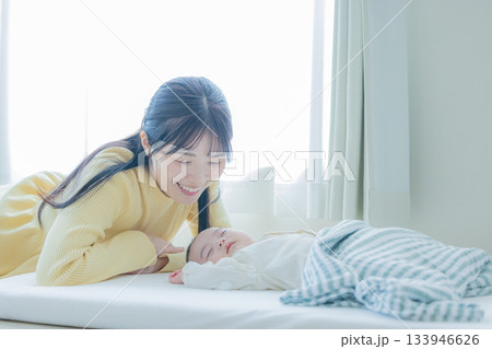 赤ちゃんを寝かしつけるお母さん 133946626