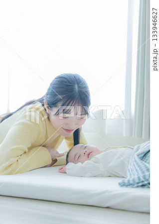 赤ちゃんを寝かしつけるお母さん 133946627