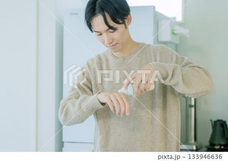 ミルクの温度を確認するパパ 133946636