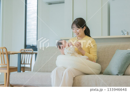 リビングでくつろぐ家族 133946648