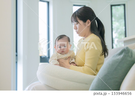赤ちゃんにゲップをさせるお母さん 133946656