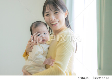 育児をする母親 育児をする母親 133946658