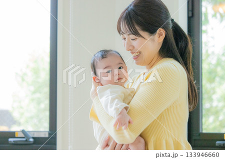 育児をする母親 133946660