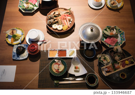海鮮と季節料理の旅館会席｜豪華な食卓風景 133946687