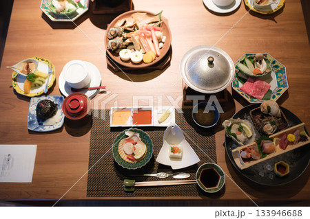 海鮮と季節料理の旅館会席|豪華な食卓風景 海鮮と季節料理の旅館会席|豪華な食卓風景 133946688