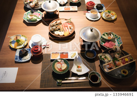 海鮮と季節料理の旅館会席｜豪華な食卓風景 133946691