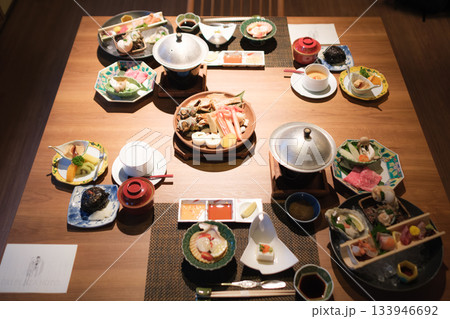 海鮮と季節料理の旅館会席|豪華な食卓風景 海鮮と季節料理の旅館会席|豪華な食卓風景 133946692