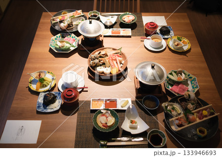 海鮮と季節料理の旅館会席|豪華な食卓風景 海鮮と季節料理の旅館会席|豪華な食卓風景 133946693