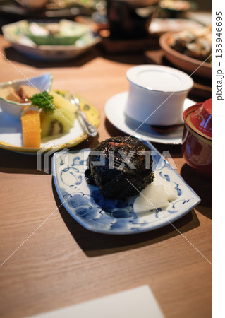 海鮮と季節料理の旅館会席｜豪華な食卓風景 133946695
