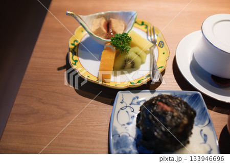 海鮮と季節料理の旅館会席｜豪華な食卓風景 133946696