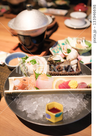 海鮮と季節料理の旅館会席｜豪華な食卓風景 133946698