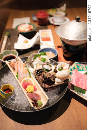 海鮮と季節料理の旅館会席|豪華な食卓風景 海鮮と季節料理の旅館会席|豪華な食卓風景 133946700