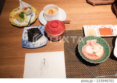 海鮮と季節料理の旅館会席|豪華な食卓風景 海鮮と季節料理の旅館会席|豪華な食卓風景 133946701