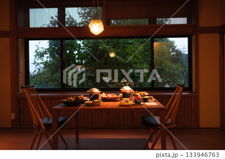 旅館の個室ダイニング｜夕暮れの食事風景｜和モダンな食卓 133946763