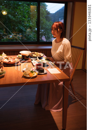 旅館の夕食時間|くつろぐ女性と会席料理 旅館の夕食時間|くつろぐ女性と会席料理 133946881
