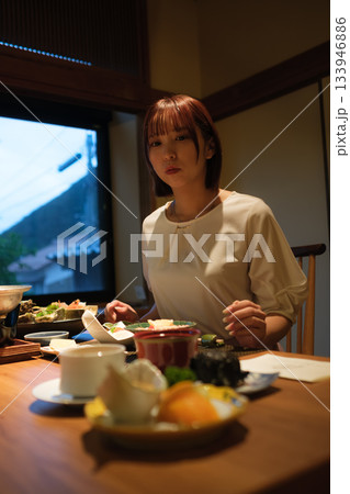 旅館の夕食時間|くつろぐ女性と会席料理 旅館の夕食時間|くつろぐ女性と会席料理 133946886