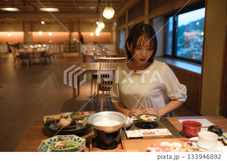 旅館の夕食時間｜くつろぐ女性と会席料理 133946892
