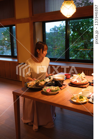 旅館の夕食時間|くつろぐ女性と会席料理 旅館の夕食時間|くつろぐ女性と会席料理 133946897