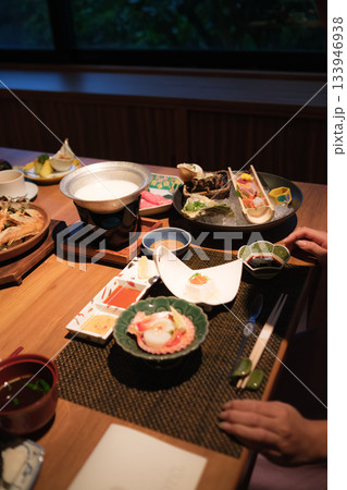 旅館の夕食時間｜海の幸を味わう女性 133946938