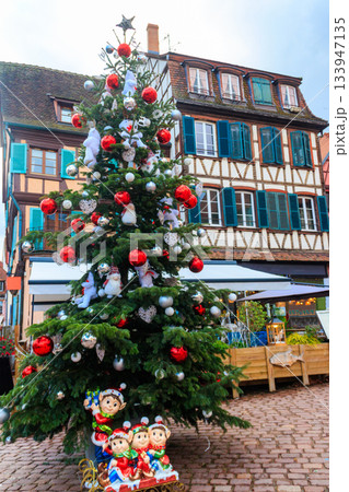 Christmas tree decorated with teddy bears and baubles in Colmar, Alsace, France Christmas tree decorated with teddy bears and baubles in Colmar, Alsace, France 133947135