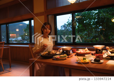 旅館の夕食時間|窓辺でくつろぐ食事風景 旅館の夕食時間|窓辺でくつろぐ食事風景 133947214
