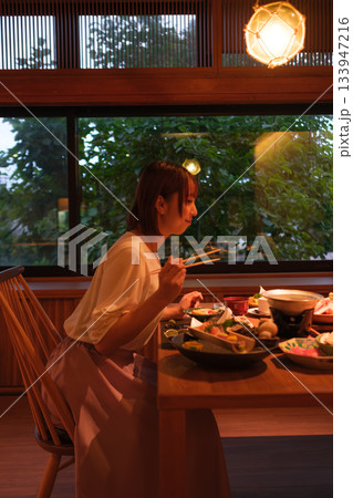 旅館の夕食時間｜窓辺でくつろぐ食事風景 133947216