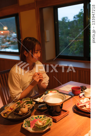 旅館の夕食時間｜窓辺でくつろぐ食事風景 133947218