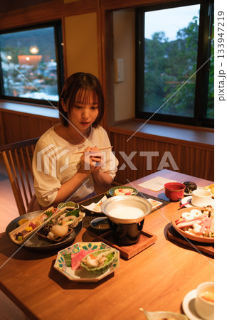 旅館の夕食時間|窓辺でくつろぐ食事風景 旅館の夕食時間|窓辺でくつろぐ食事風景 133947219