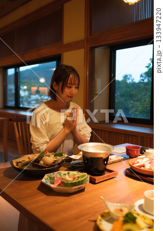旅館の夕食時間|窓辺でくつろぐ食事風景 旅館の夕食時間|窓辺でくつろぐ食事風景 133947220