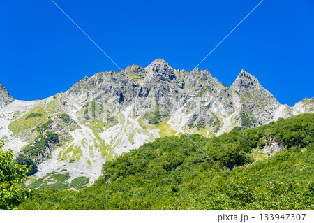 涸沢テント場から見上げる涸沢岳と涸沢槍　北アルプスの北穂高岳登山 133947307