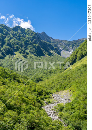 涸沢への登山道(Sガレ)から見上げる前穂高岳と吊尾根 北アルプスの北穂高岳登山 涸沢への登山道(Sガレ)から見上げる前穂高岳と吊尾根 北アルプスの北穂高岳登山 133947308
