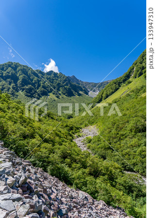 涸沢への登山道(Sガレ)から見上げる前穂高岳と吊尾根 北アルプスの北穂高岳登山 涸沢への登山道(Sガレ)から見上げる前穂高岳と吊尾根 北アルプスの北穂高岳登山 133947310