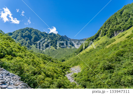 涸沢への登山道（Sガレ）から見上げる前穂高岳と吊尾根　北アルプスの北穂高岳登山 133947311