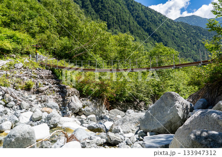 涸沢にかかる本谷橋　北アルプスの北穂高岳登山 133947312