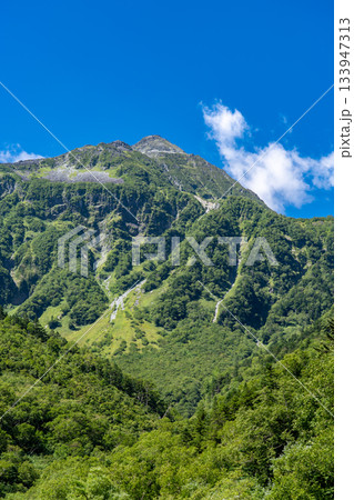 涸沢への登山道(横尾谷)から見上げる北穂高岳と東陵 北アルプスの北穂高岳登山 涸沢への登山道(横尾谷)から見上げる北穂高岳と東陵 北アルプスの北穂高岳登山 133947313