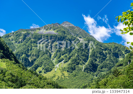 涸沢への登山道（横尾谷）から見上げる北穂高岳と東陵　北アルプスの北穂高岳登山 133947314
