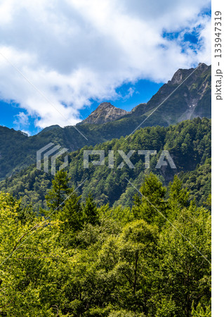 涸沢への登山道（横尾谷）から見上げる前穂高岳と北尾根　北アルプスの北穂高岳登山　 133947319