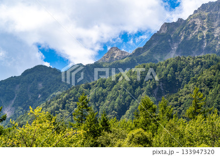 涸沢への登山道（横尾谷）から見上げる前穂高岳と北尾根　北アルプスの北穂高岳登山　 133947320