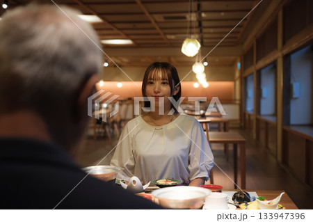 いただきますの瞬間|旅館の夕食時間 いただきますの瞬間|旅館の夕食時間 133947396