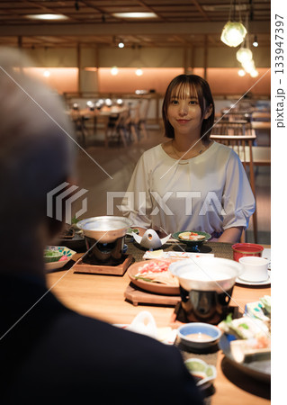いただきますの瞬間｜旅館の夕食時間 133947397