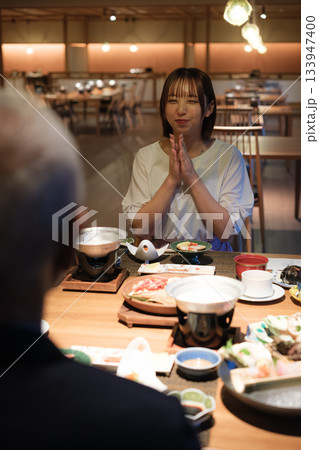 いただきますの瞬間｜旅館の夕食時間 133947400