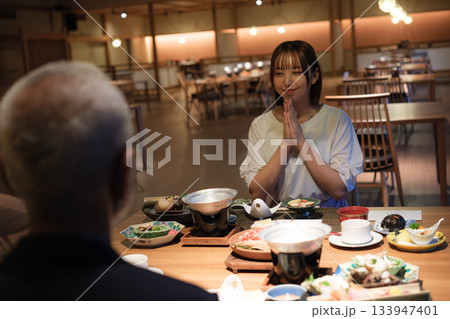 いただきますの瞬間｜旅館の夕食時間 133947401