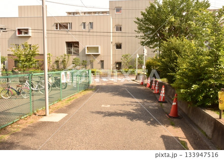 公園横の脇道風景 133947516
