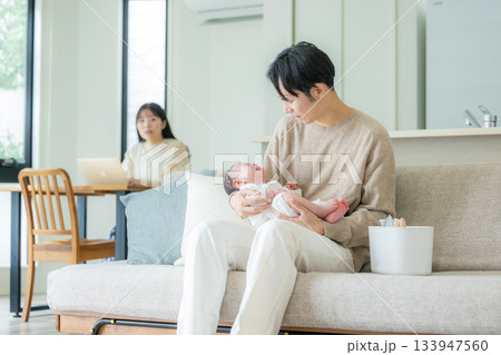 赤ちゃんを抱っこするパパ 133947560
