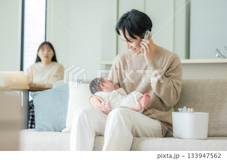 電話をするパパと赤ちゃん 133947562